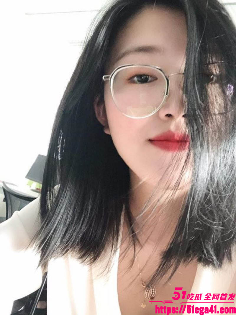 公司气质眼镜妹被经理网调自慰 2