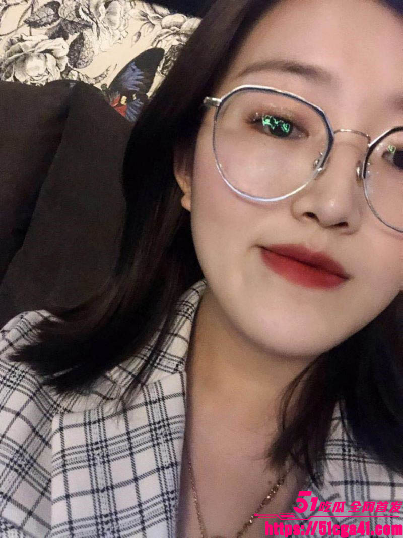 公司气质眼镜妹被经理网调自慰 手指揉捏美乳乳波晃动 各种诱惑表情挑逗得人心跳加速！