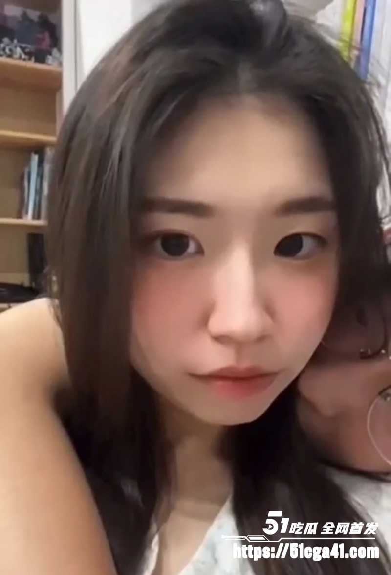 台湾高颜值大学生 邓丽欣 与男友的性爱视频流出 从开始抗拒到配合露脸 逐步沦为淫骚母狗！