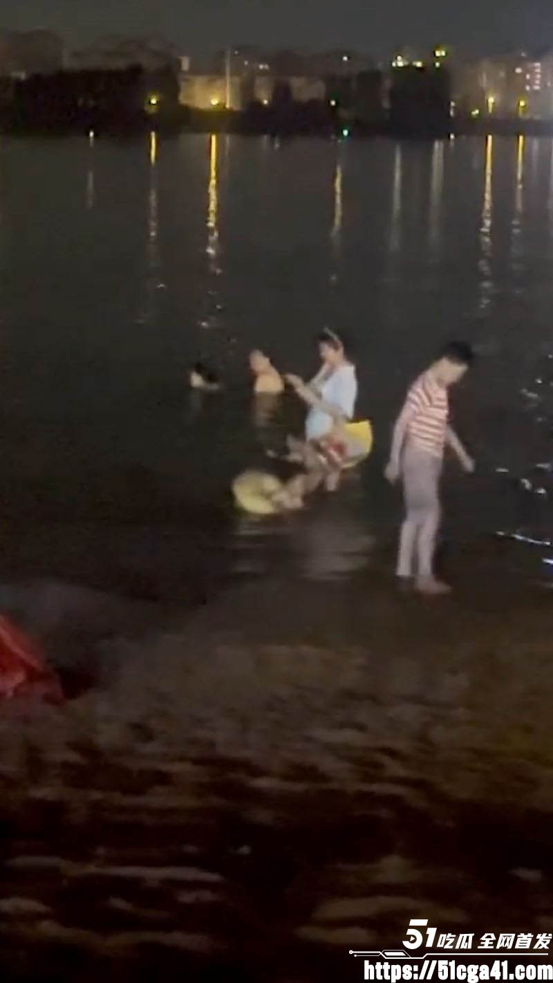深夜情侣水中啪啪打水炮！若无旁人火辣性爱 月光下水花四溅 场面淫靡至极！