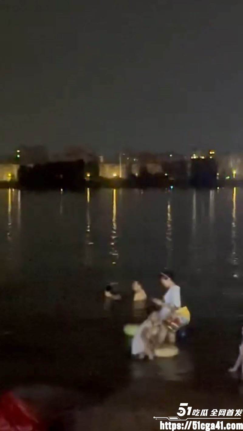 深夜情侣水中啪啪打水炮2