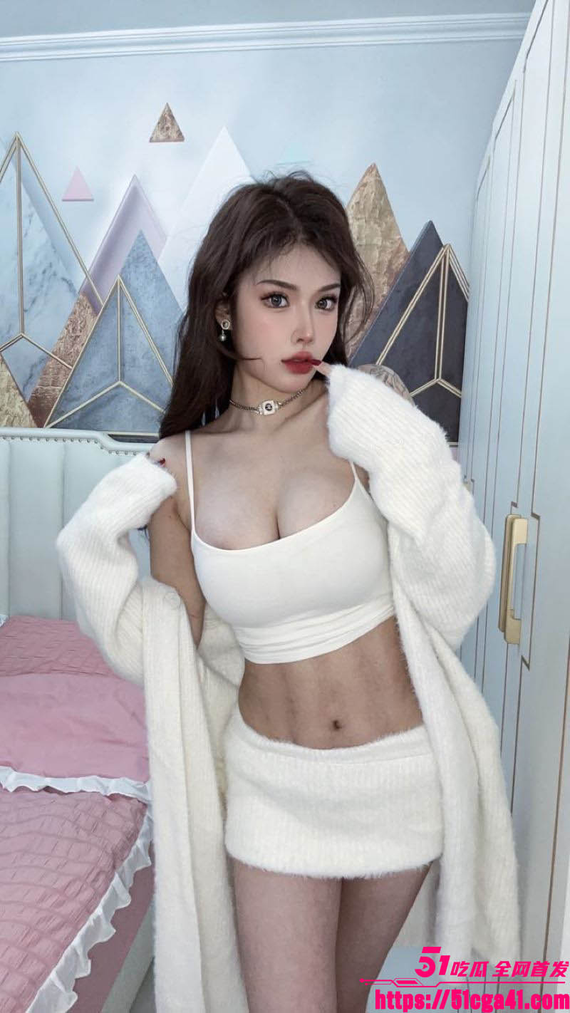 顶级名媛黄丽娜第三弹穿着女仆装伺候炮友 3