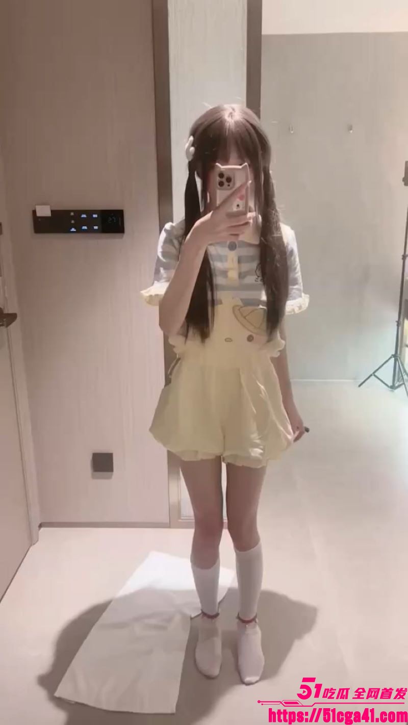 极品双马尾萝莉 北的屋 定制脱衣视频 完美身材肌肤白皙 全裸揉搓骚穴 骚气爆表！