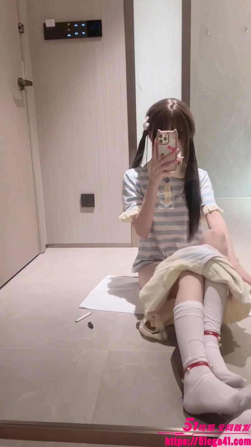 推特极品双马尾萝莉北的屋拍摄定制脱衣视频 3