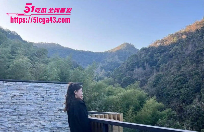 四川成都极品少妇 王妙心 绿帽老公出差 竟邀兄弟来家调教骚妻 远程视频通话享受老婆被操过程！