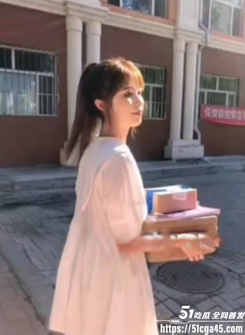 校园抄底女同学群下风光教室当众偷拍 2