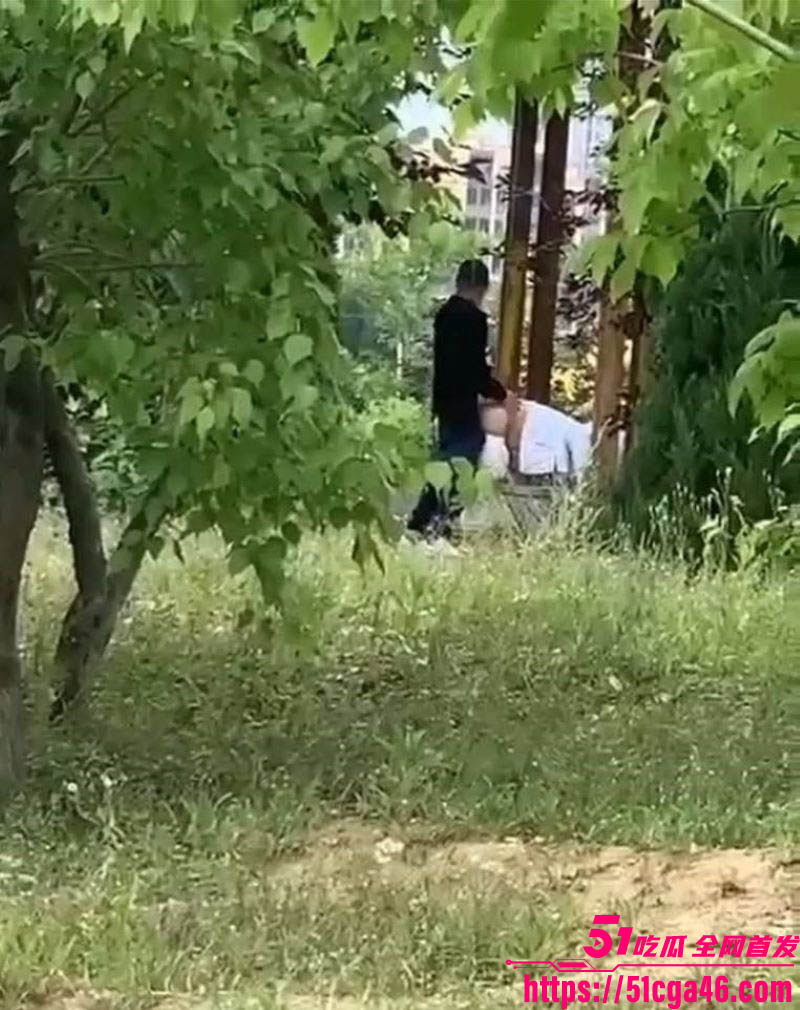 春季野外偷拍中年夫妻野战 男主吃力后入喘息连连 美女翘臀迎合臀肉颤抖 淫靡至极！