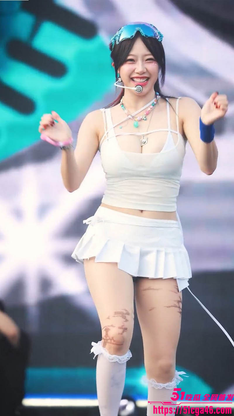 韩国人气女团成员 JEEWON 演唱会惊现露点 低胸装难遮爆炸巨乳 粉嫩乳晕成功收获流量密码！