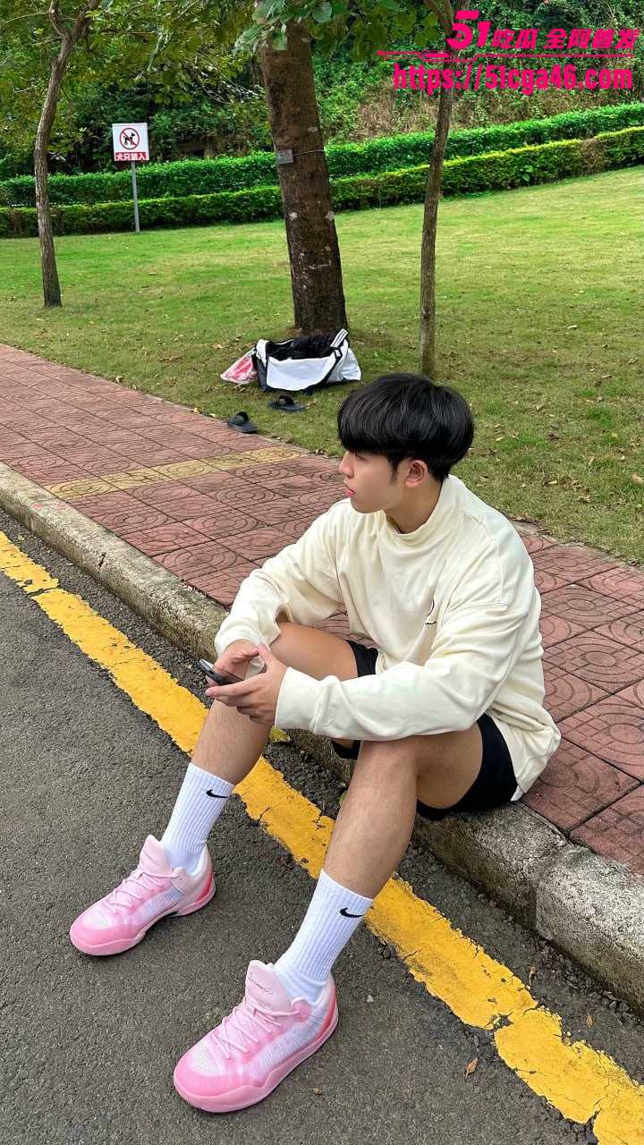 湖南18岁男高 QQ群自曝暑假卖屁股经历 一晚上两小时只收190 这八块腹肌小鲜肉不比红姐香啊？