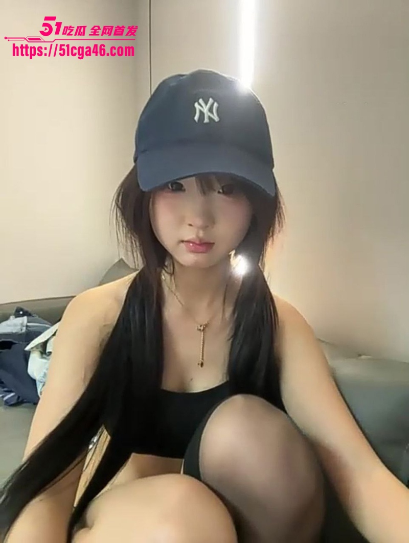 高颜值清纯少女直播 JK套装萝莉范十足 假屌狂插嫩穴白浆四溢 淫荡自拍骚劲尽显！