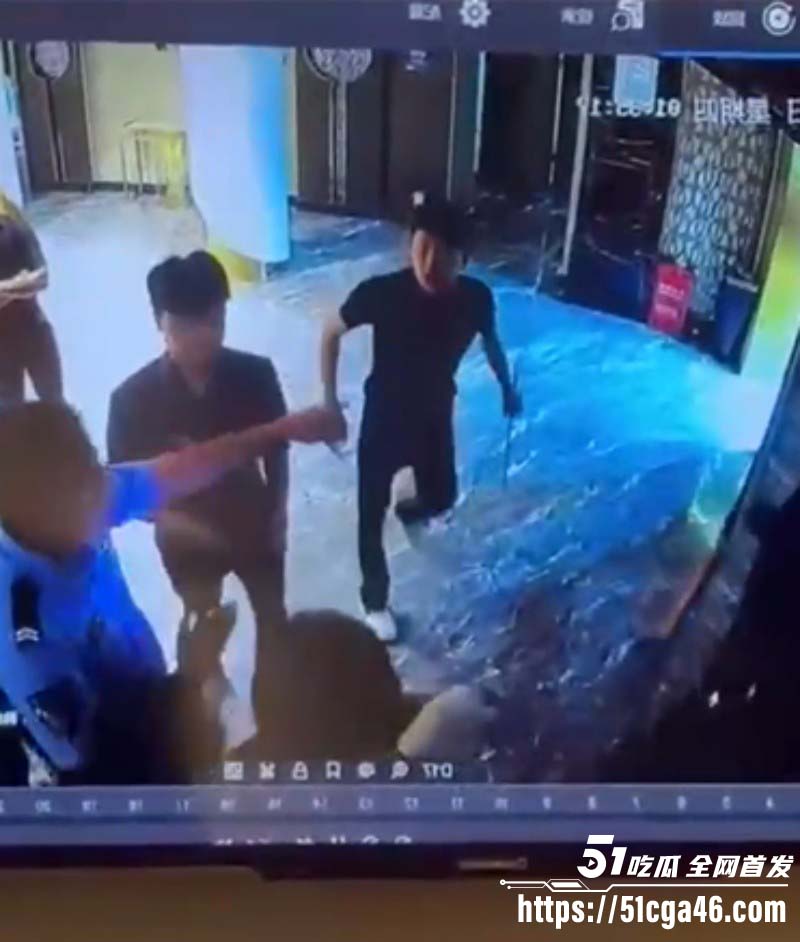 精神小伙为兄弟出气 手持棍棒当警察面打人 不听制止猖狂至极 掏出警枪后瞬间秒怂！
