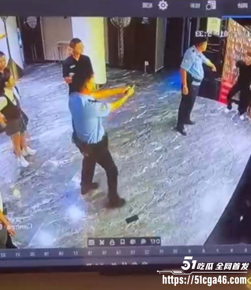 精神小伙当警察面打人掏枪后秒怂04