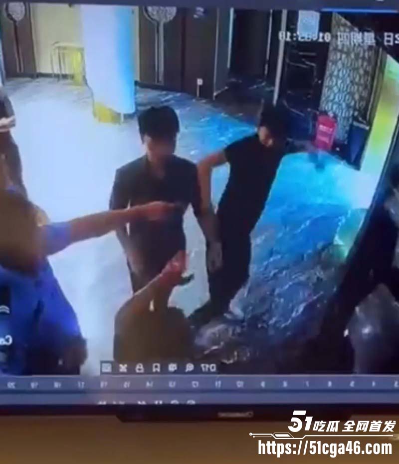 精神小伙当警察面打人掏枪后秒怂02