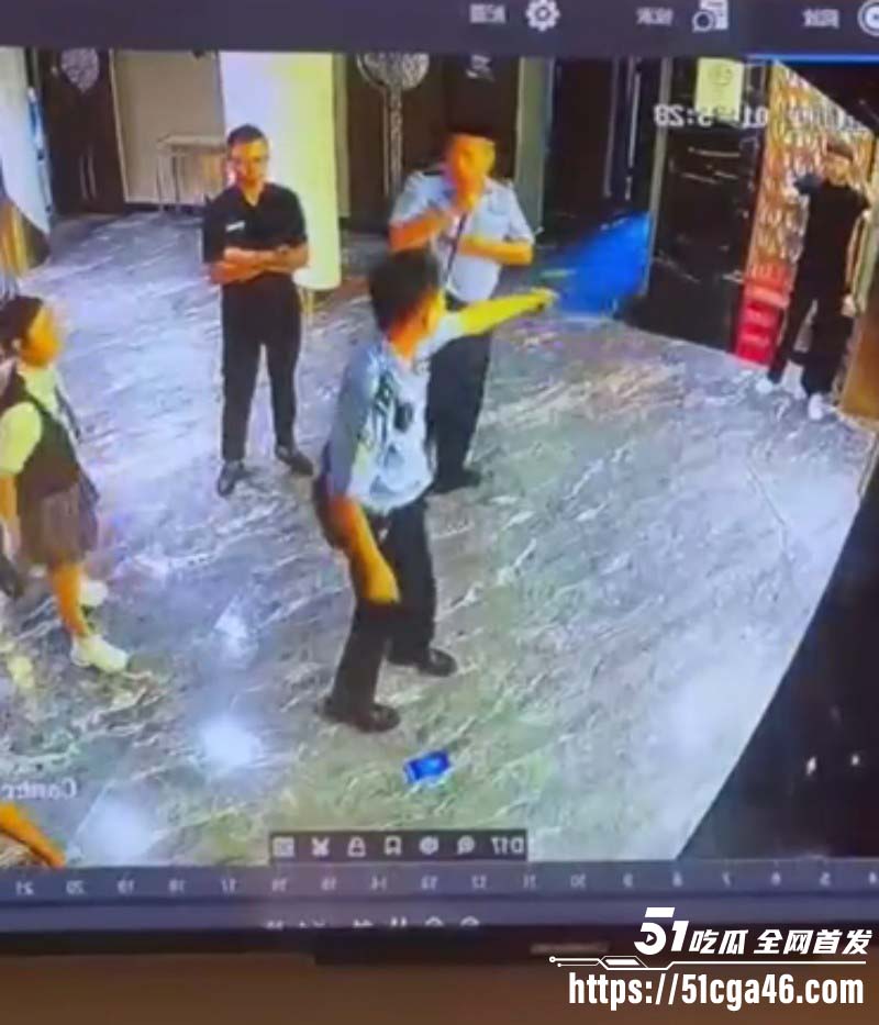 精神小伙当警察面打人掏枪后秒怂03