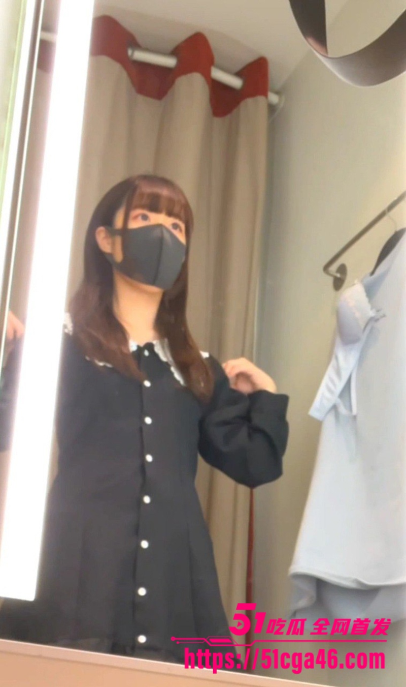 超可爱清纯学生妹 更衣室换衣遭针孔偷拍 全程竟未有丝毫察觉 极品身材秀色可餐！