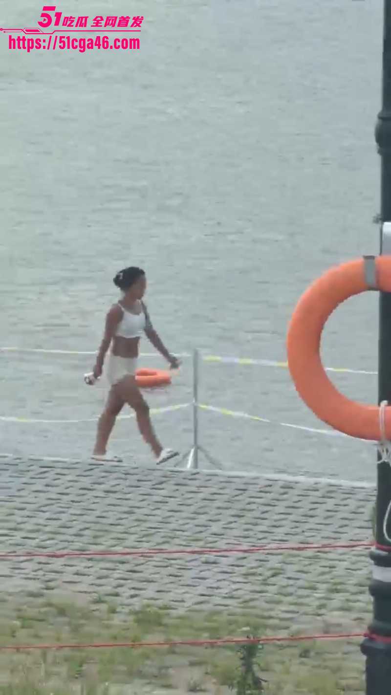海边惊现裸泳女子 毫无羞耻的脱掉全身衣物 被多名饥渴大汉用围观偷拍！