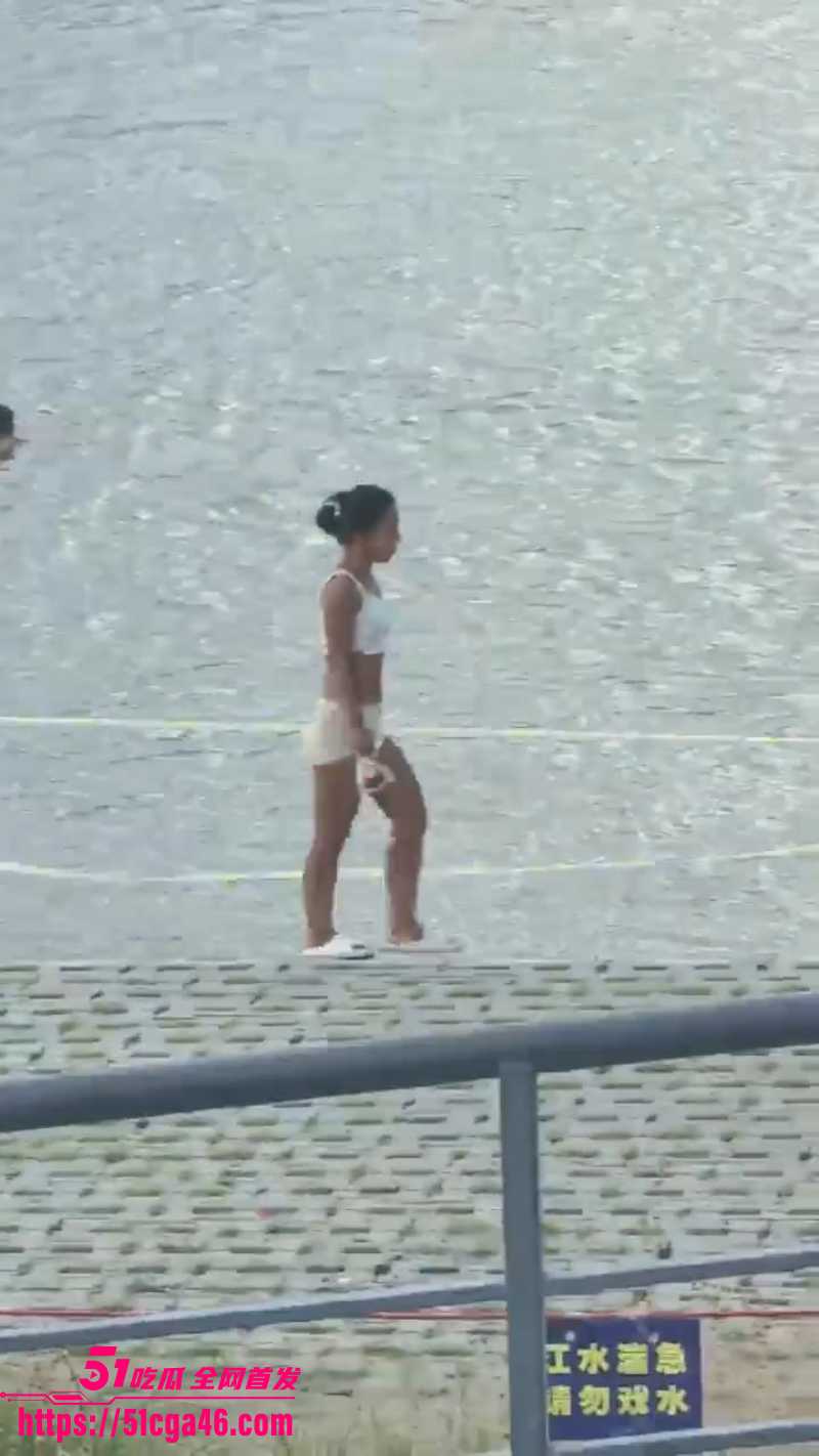 14海边惊现裸泳女子 2