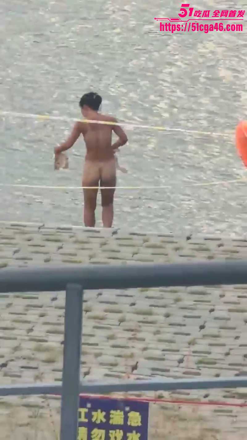 14海边惊现裸泳女子 3