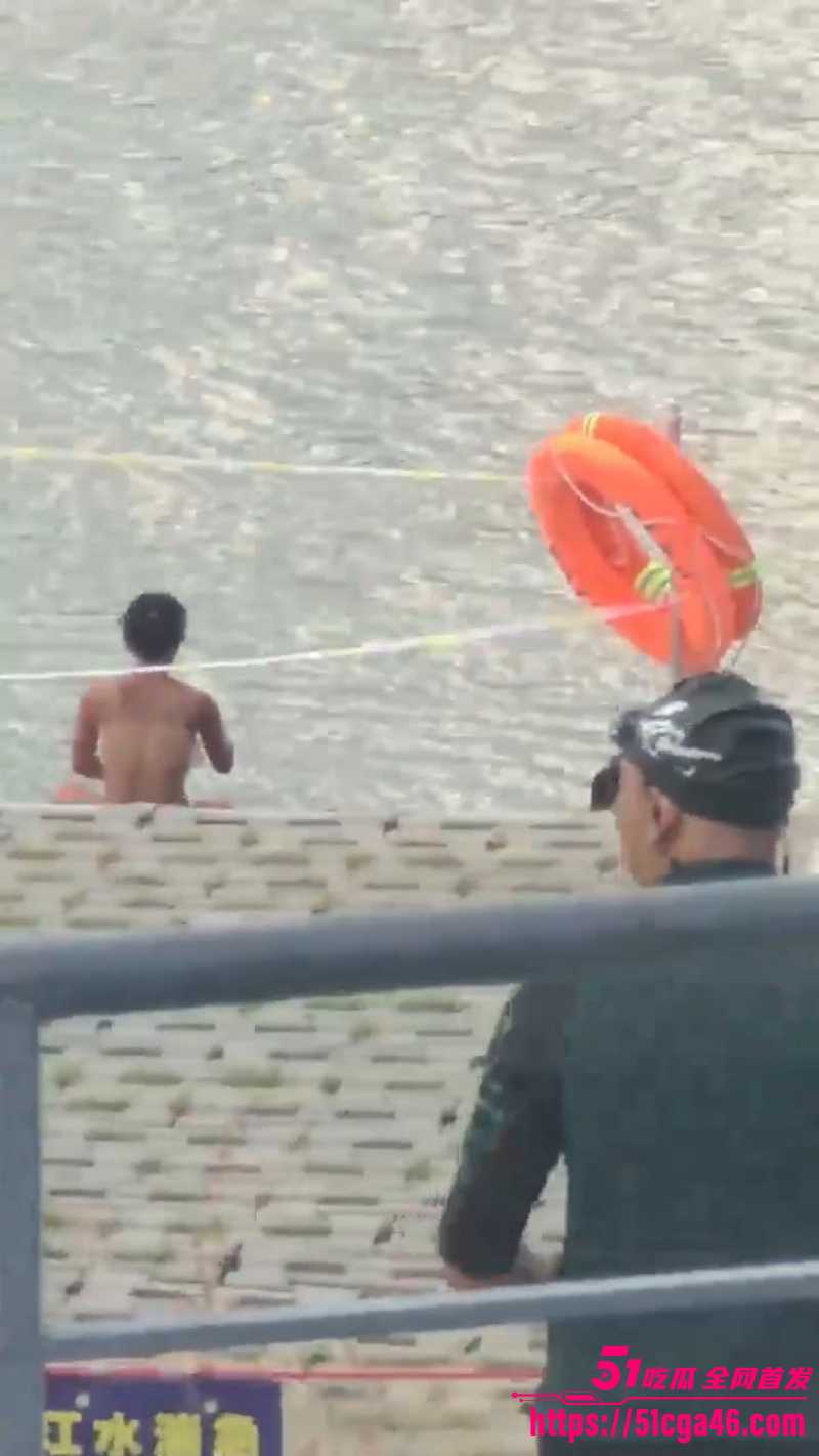 14海边惊现裸泳女子 7