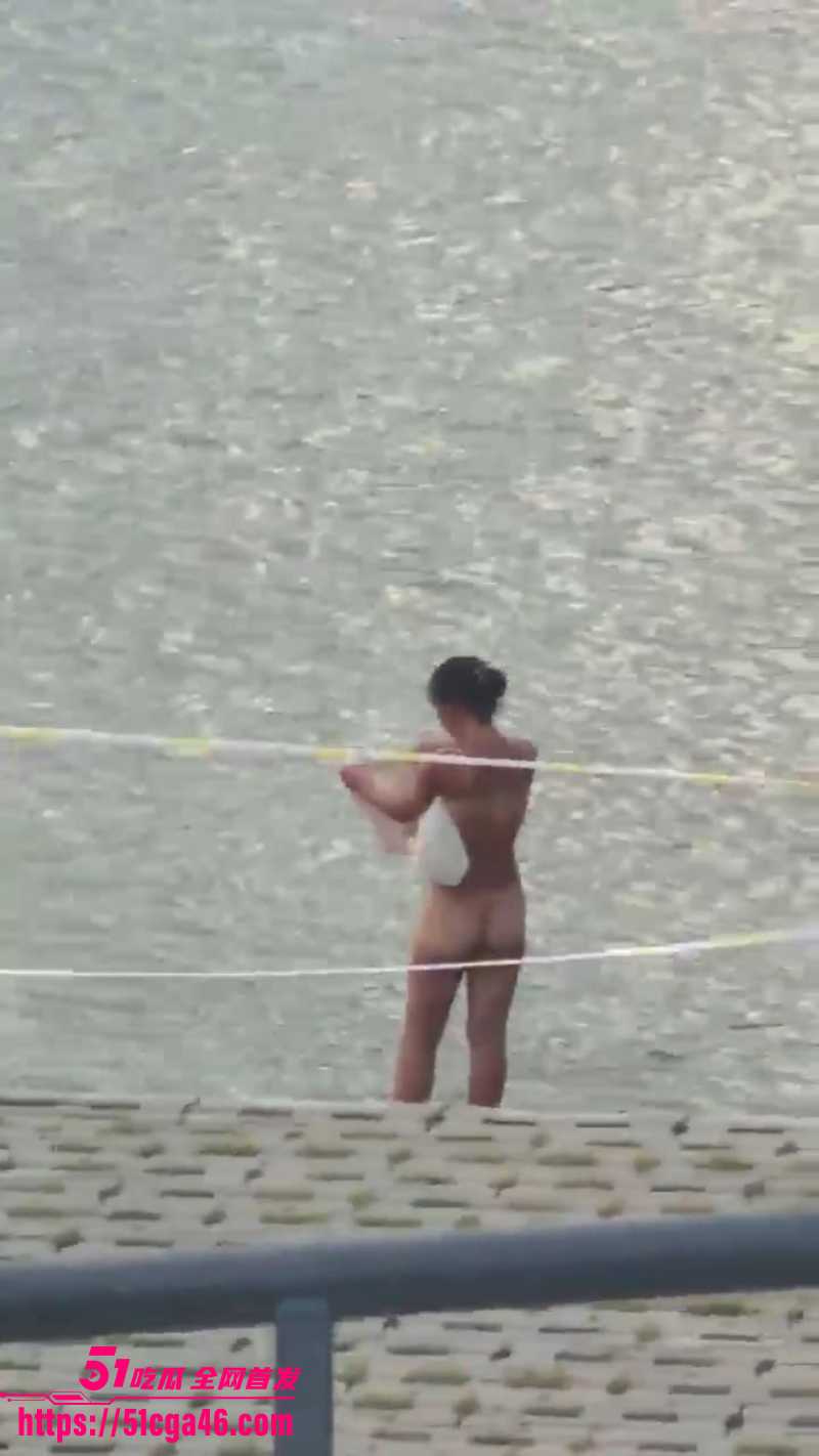 14海边惊现裸泳女子 6