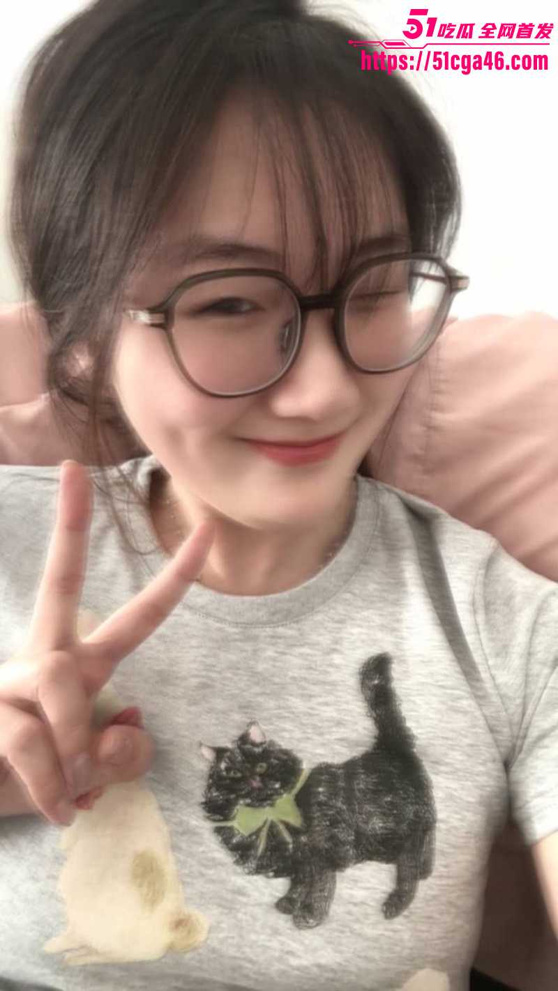 极品学生妹性爱私拍流出 主动跪舔大屌上位骑乘疯狂榨精 男友无套爆力抽插 10个眼镜9个骚四眼妹从不让人失望！