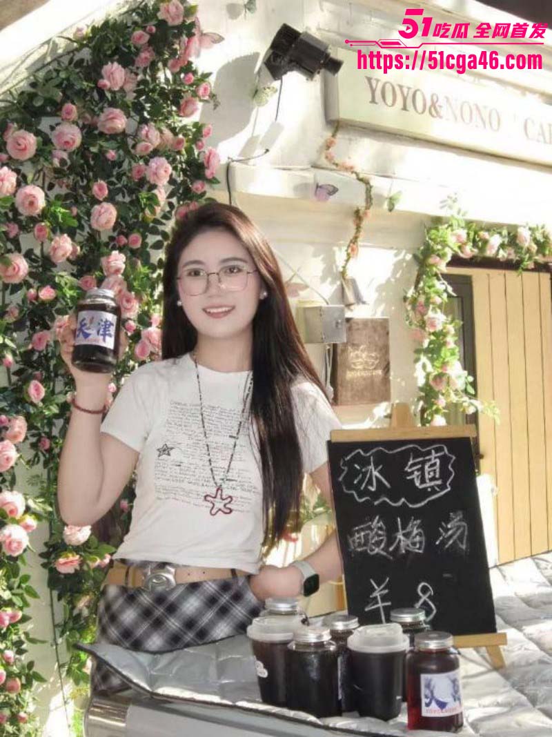 武汉大学极品眼镜婊 娄培琳 表面乖巧可人私下卖逼捞金 被金主深喉操嘴 尽显母狗淫荡本性！