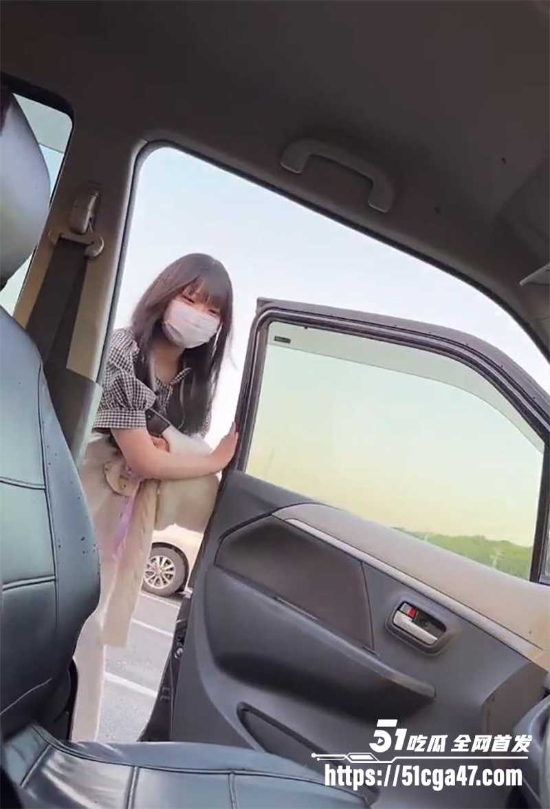 日本学生妹真实援交偷拍流出 清纯少女与猥琐大叔激情车震 笑容甜美诱人 袒胸露乳撸管口交无比反差！
