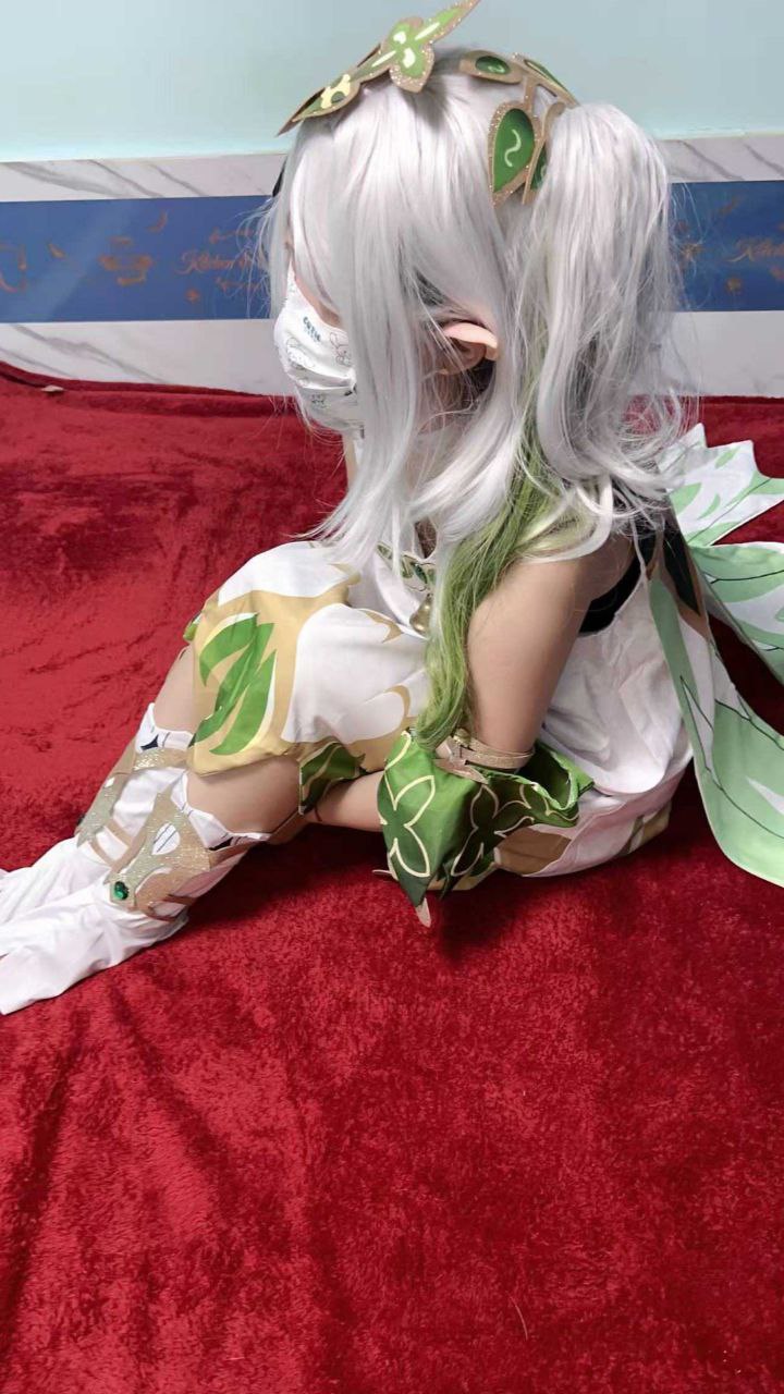 海角乱伦大神 家有萝莉女儿 新作 漫展回来的女儿 cos草神的衣服还没来得及脱 就迫不及待吃起了我的鸡巴！