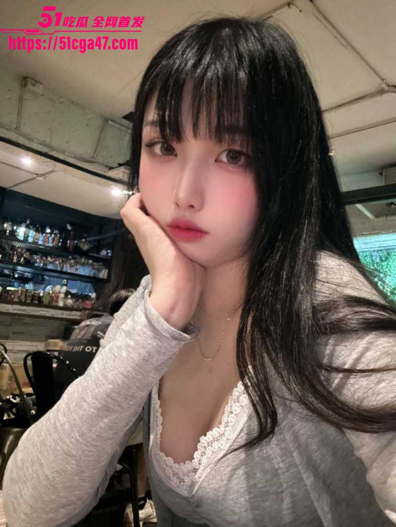颜值极品的巨乳学生妹 私下竟然给钱就能操 酒店内被金主疯狂中出爆操 身材火辣无比带劲！