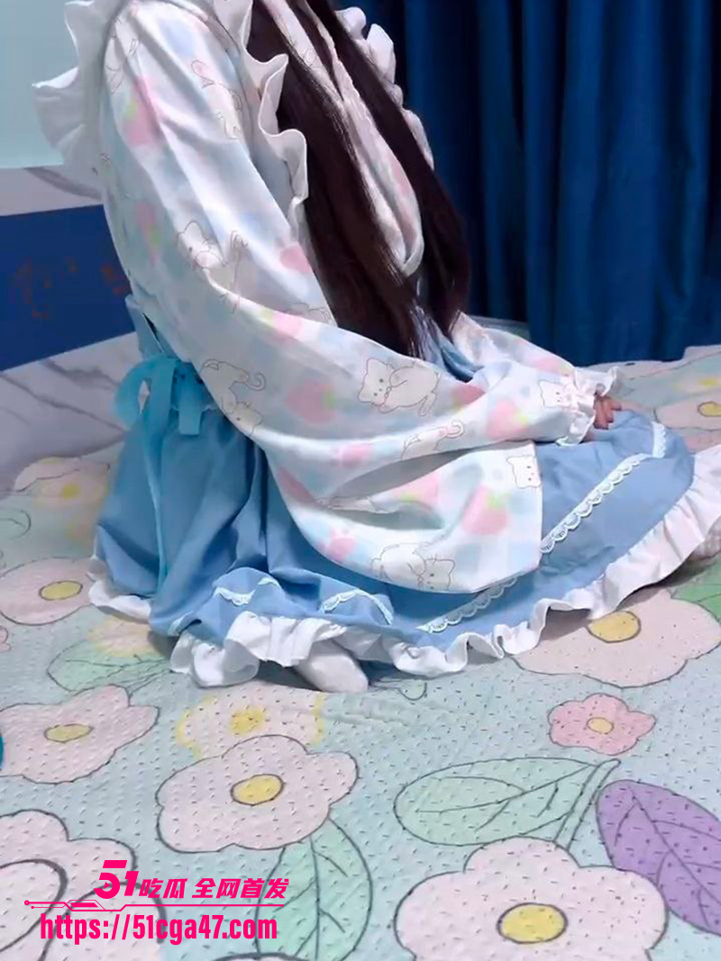 海角乱伦大神 家有女儿 女儿晚归小穴里还有别人的精液？大家帮我看一下是不是精液？