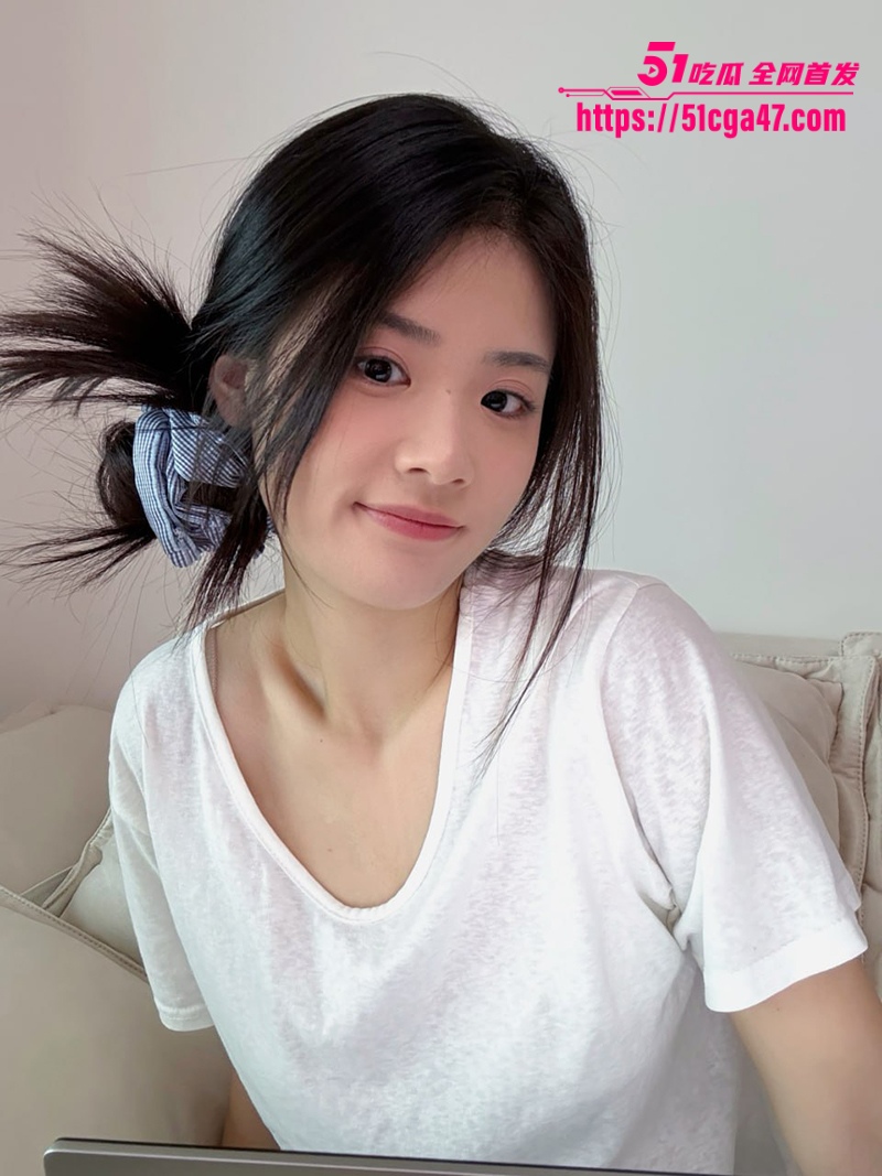 高校学生反差婊 约炮视频全校疯传 白虎嫩穴后入抽插 连干八次操翻母狗！