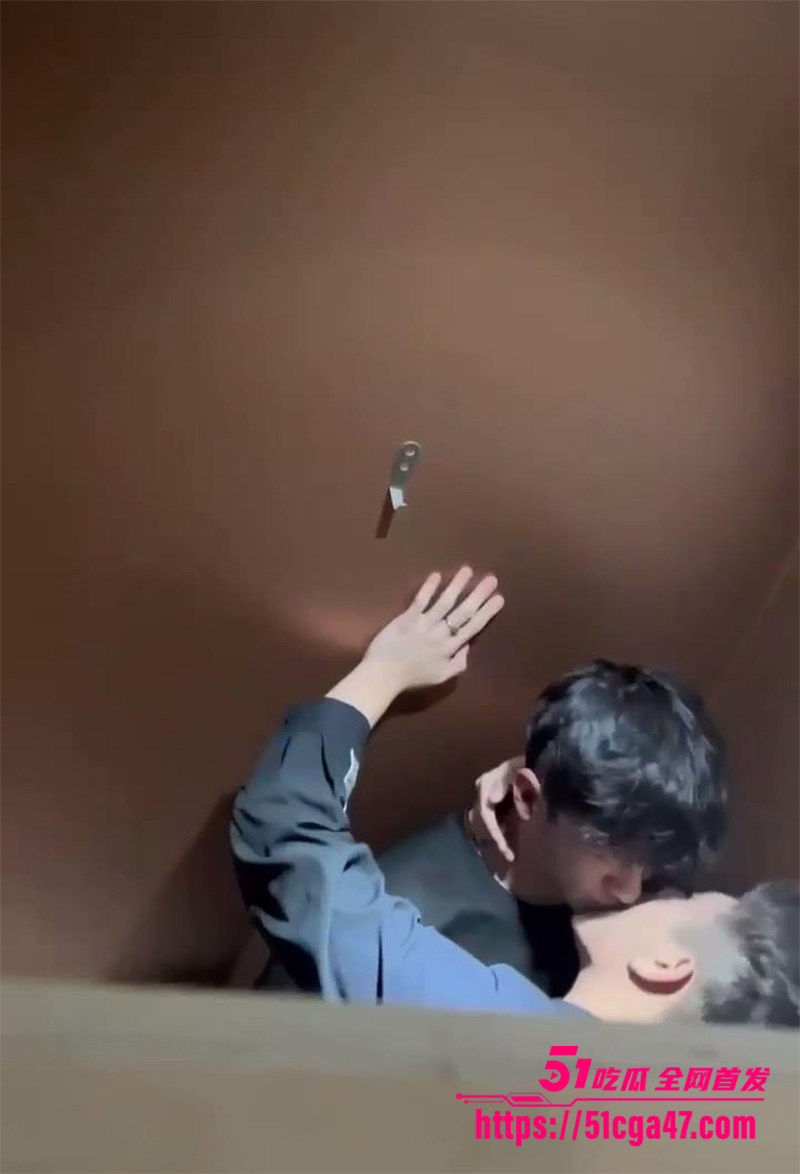 男同约炮闹乌龙 两对公鸳鸯幽会配错对 基情舌吻酒店狂欢激情后入 劲爆性爱视频流出！