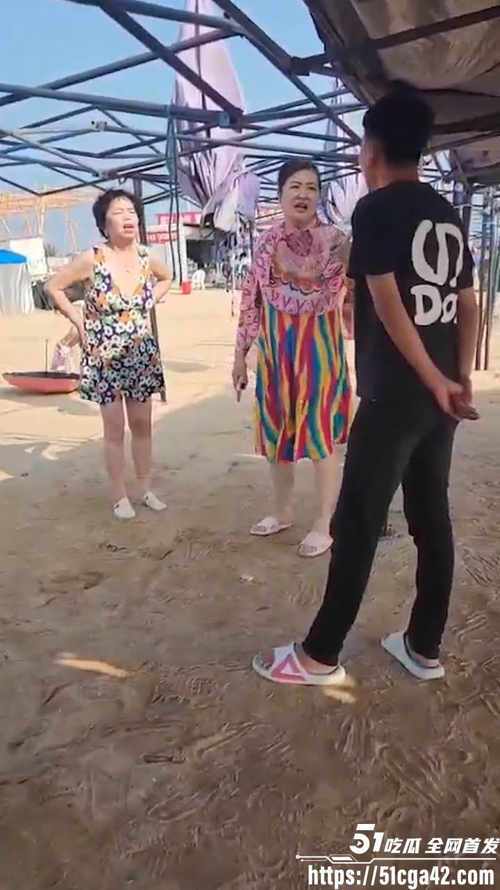 嘴欠的年轻人激怒大妈 街头争吵升级全裸对峙 肥硕身躯散发着压迫感 让人瞠目结舌！