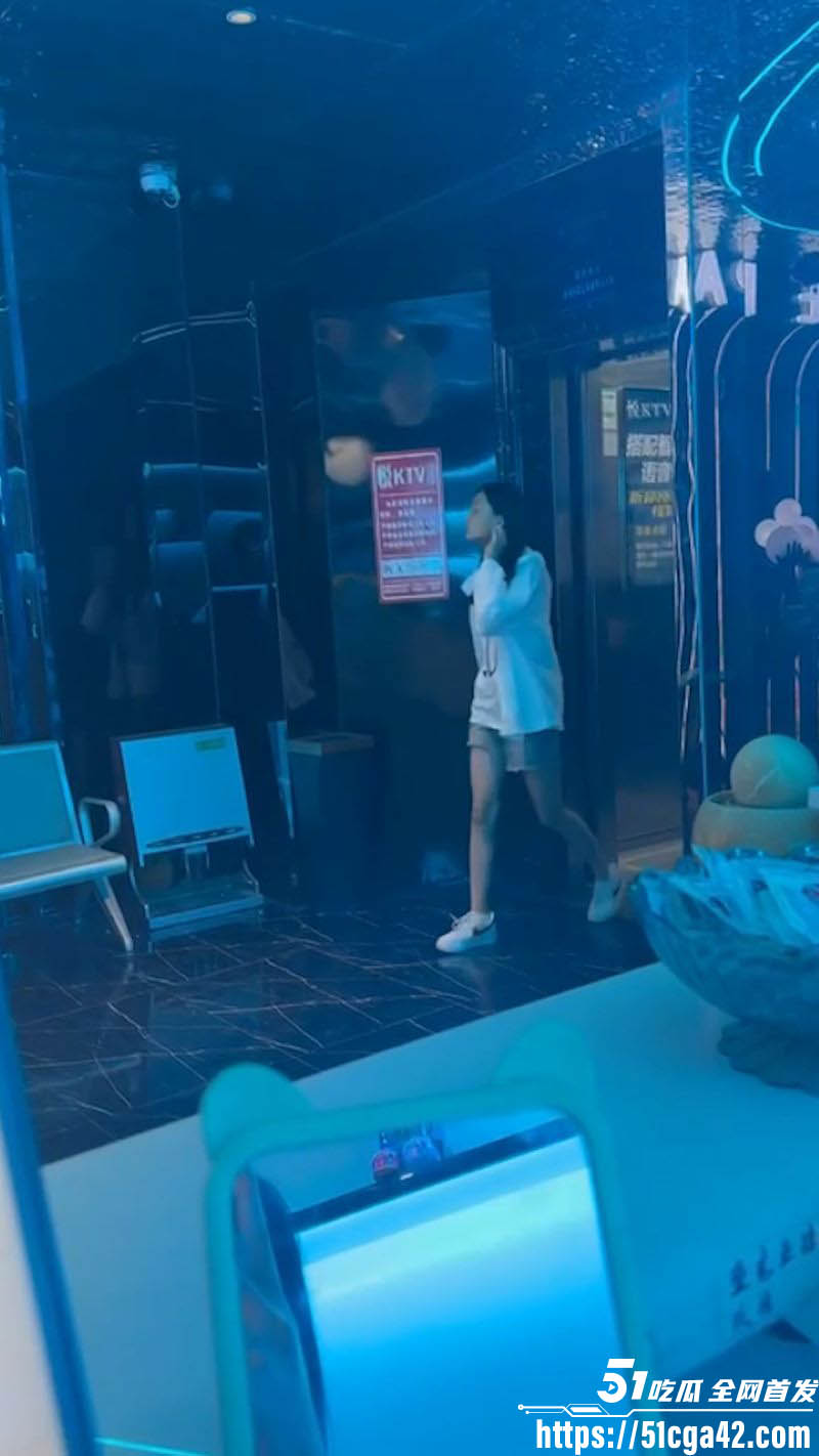 山东省临沂平邑ktv两个小情侣房间打炮舔逼 3