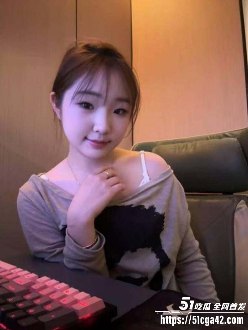 广西南宁网瘾少女 辛珂乐 由桂入沪不惜千里奔现网友 首夜就掰臀索精求内射！