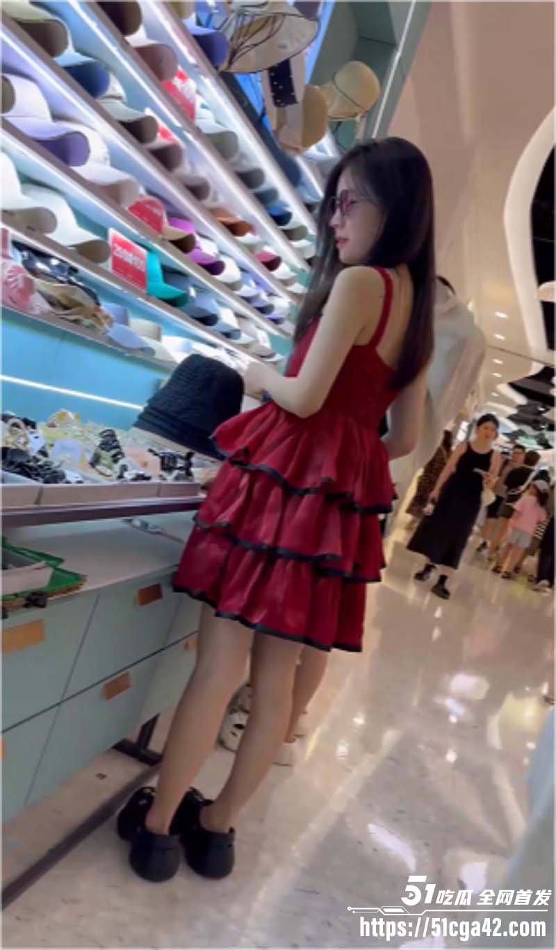 抄底大神商场偷拍 一路跟踪红衣学生妹 无内真空拍摄馒头美鲍 性感阴沟一览无遗！