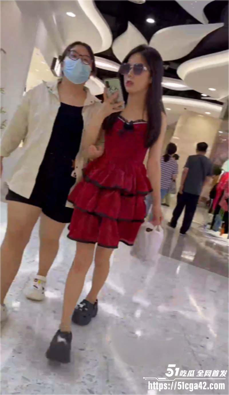 抄底大神商场偷拍 一路跟踪红衣学生妹 无内真空拍摄馒头美鲍 性感阴沟一览无遗！