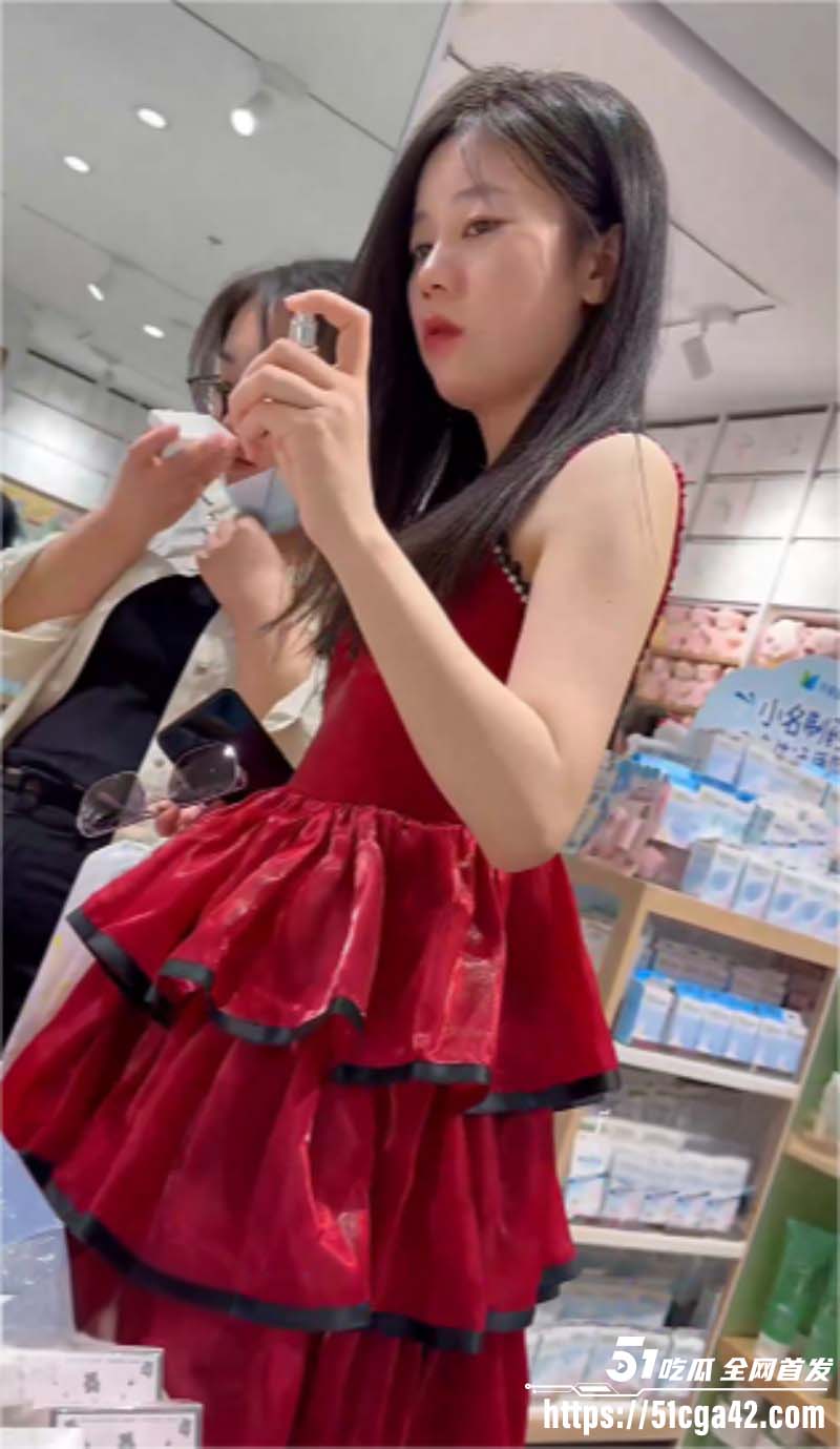 抄底大神商场偷拍 一路跟踪红衣学生妹 无内真空拍摄馒头美鲍 性感阴沟一览无遗！