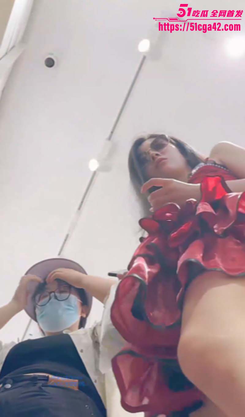抄底大神商场偷拍 一路跟踪红衣学生妹 无内真空拍摄馒头美鲍 性感阴沟一览无遗！
