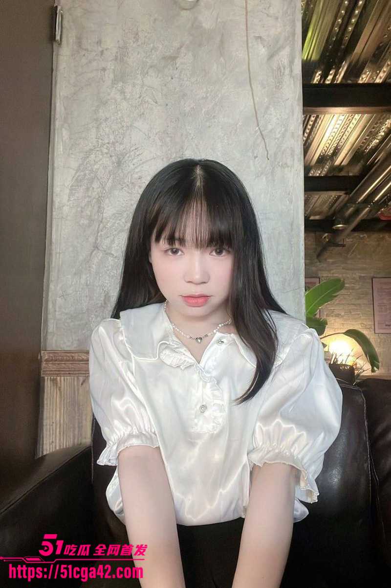 高颜值反差婊 陈欣燕 高价定制露脸漏奶照 天然大奶非常晃眼 反差婊母狗嫩奶被金主外流！