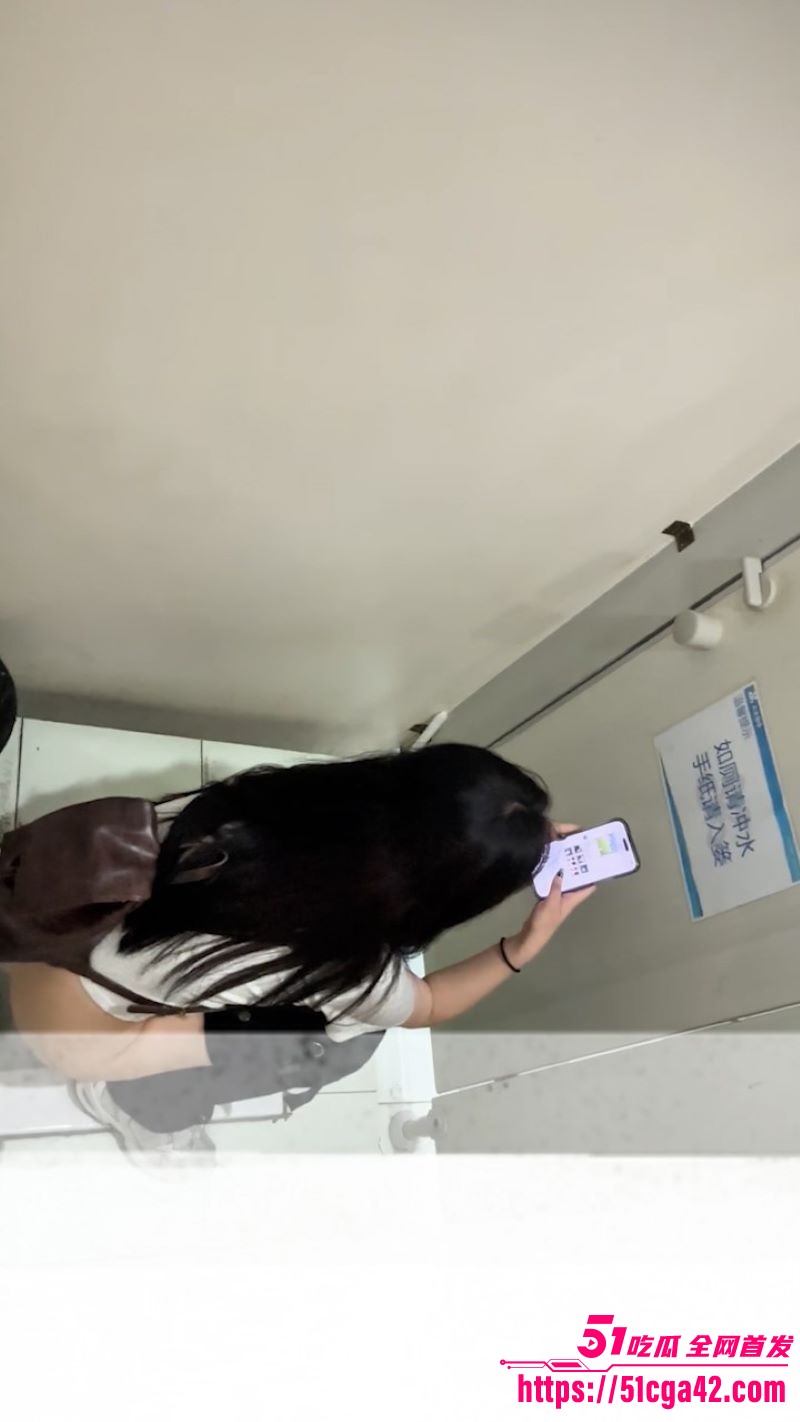 大二舞蹈生贴B偷拍惊魂 嫩逼滴水却已开苞 女主怒踢门狂喊抓贼 场面火爆异常！