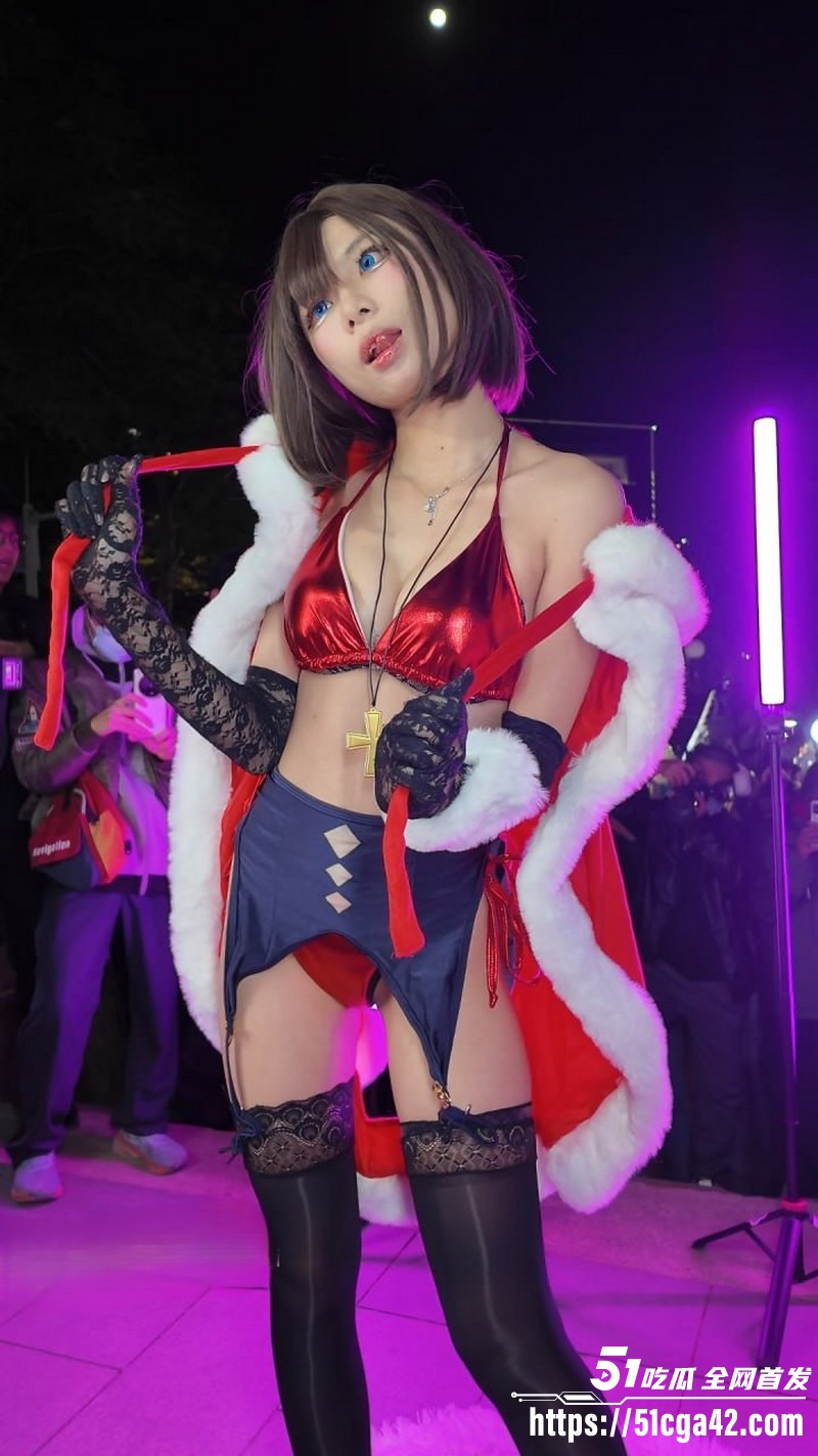 广东萤火虫漫展高颜值cos女神穿着露屁股套装 2
