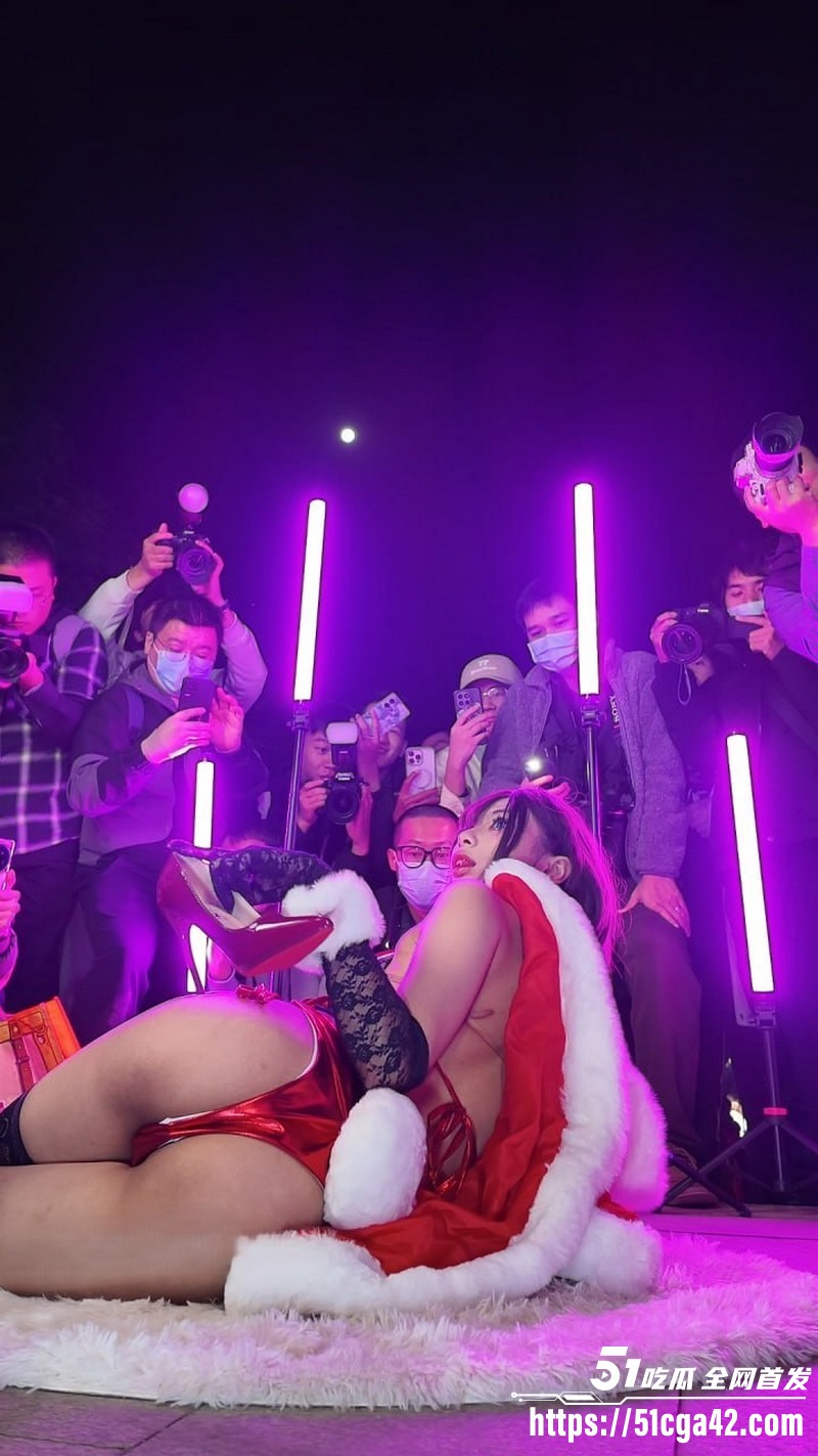 广东萤火虫漫展高颜值cos女神穿着露屁股套装 6