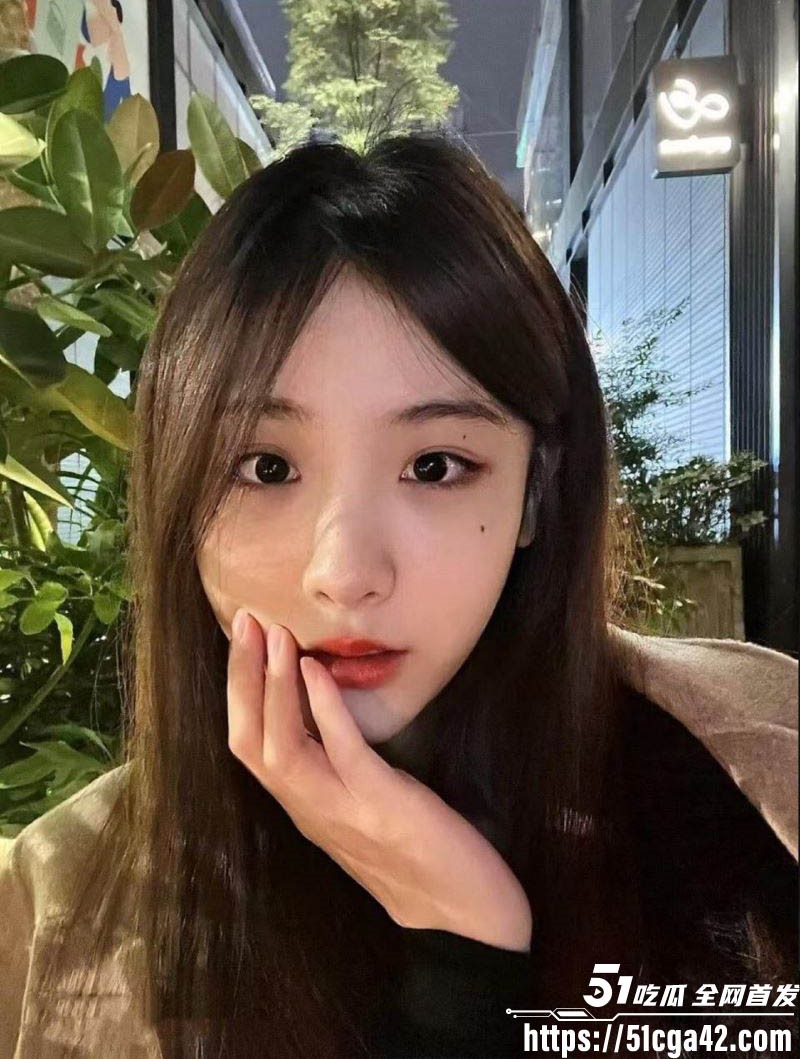 广西南宁良庆大学生 李一凡 性爱泄密！床上化身淫荡尤物 边被猛操边玩玩具 反差十足！