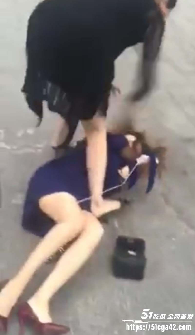 淫骚小三踢到铁板 遭彪悍原配当街暴揍 按头贴地疯狂猛踹 招式狠辣直击面门令人乍舌！
