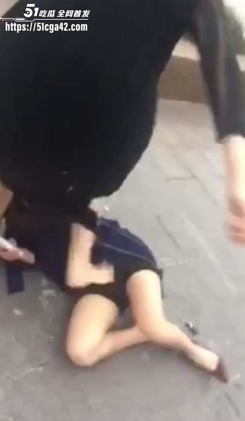 彪悍原配当街暴揍小三02