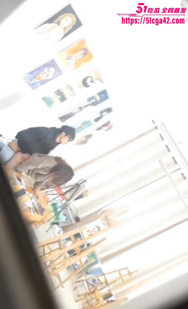 美术生情侣教室做爱被偷拍05