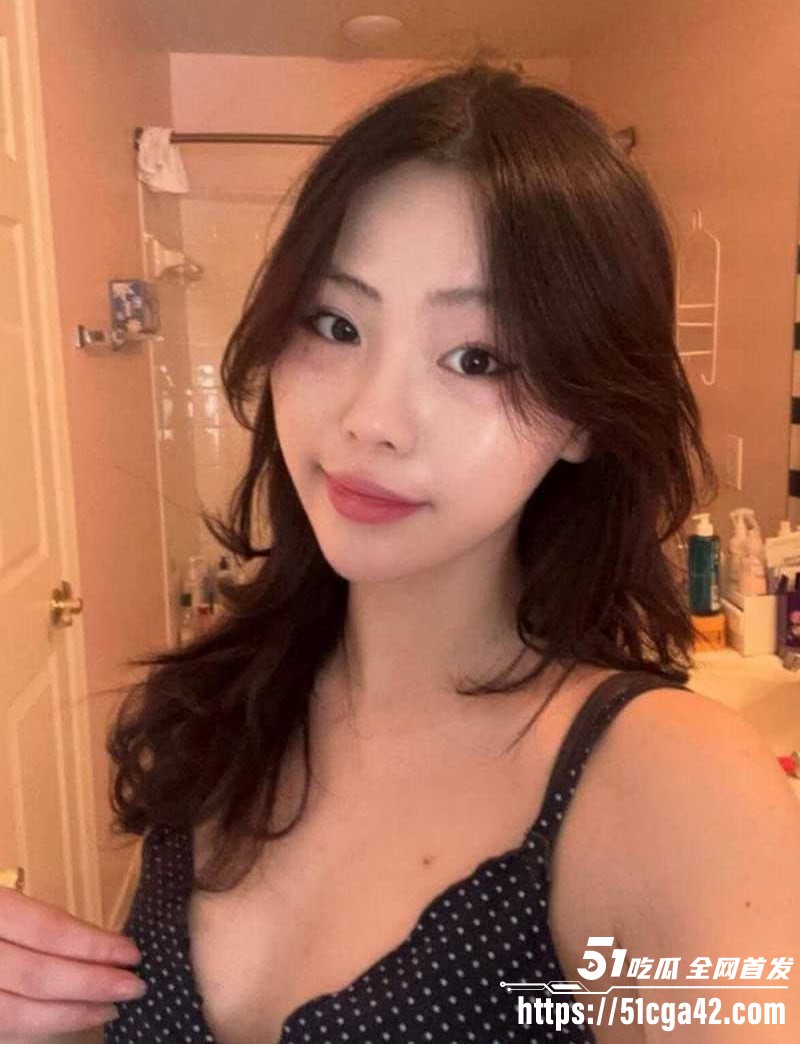 极品高颜值大学生福利姬身份暴露！自慰视频遭疯传 梳子插穴反差尽显 浪叫声响彻房间！