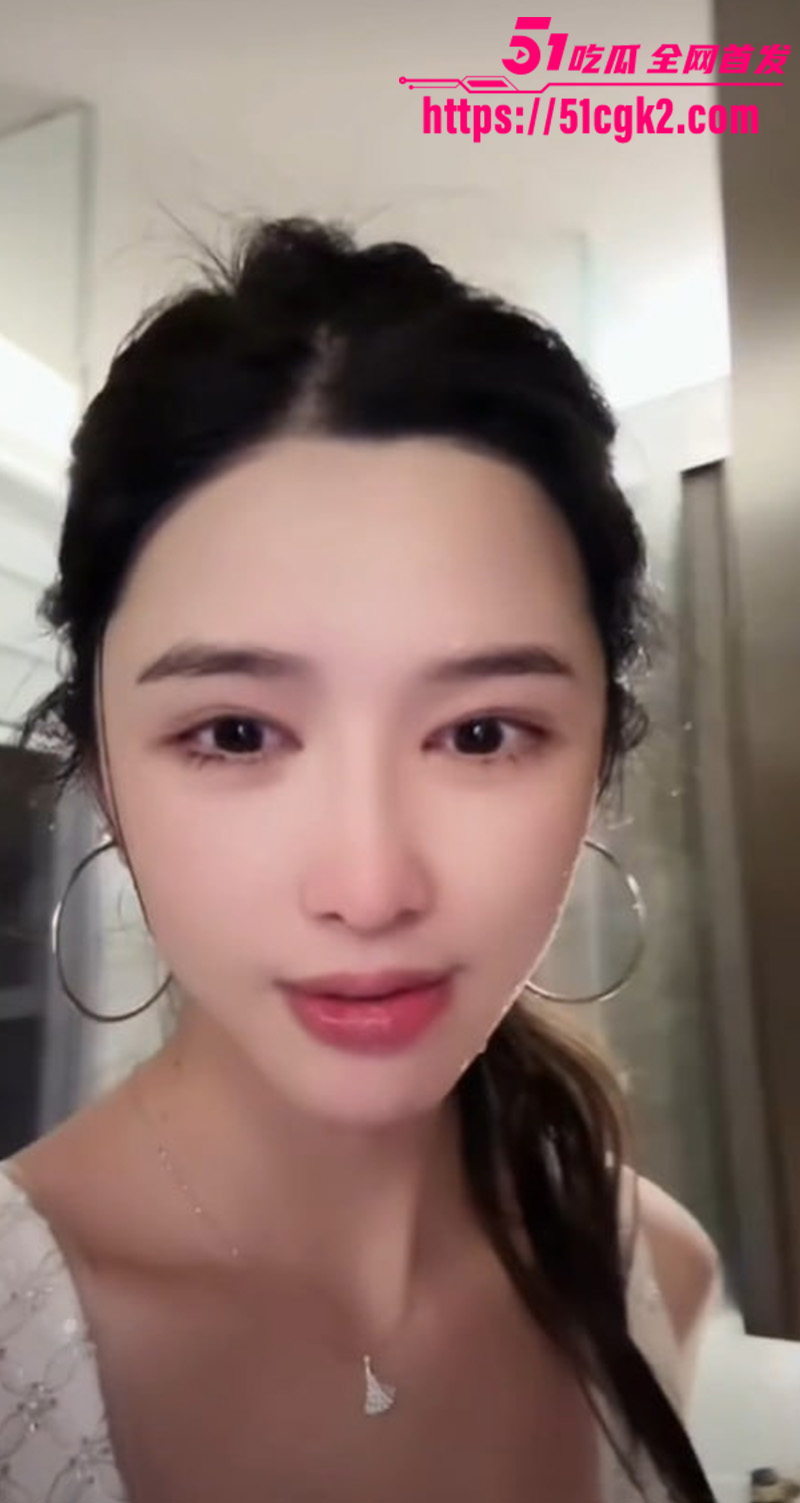 抖音美女车模 超级七七 直播意外走光 短暂瞬间引全网关注 满足你的偷窥欲望！