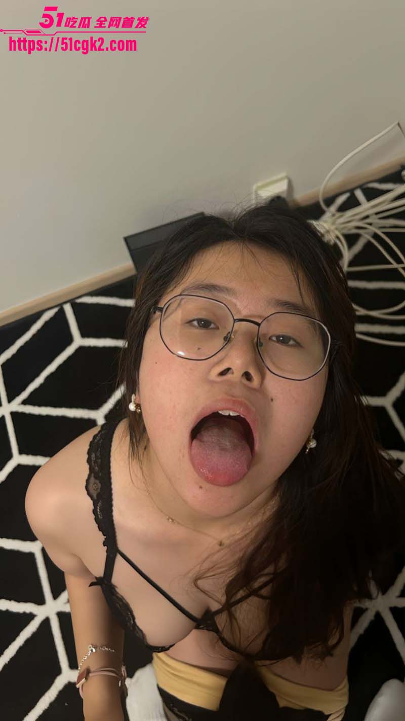反差微胖眼镜婊被老司机男友调教02